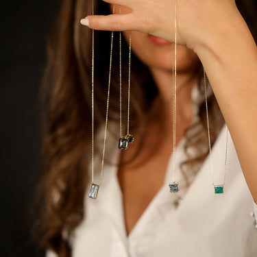 GEOMUSE NECKLACE with emerald and diamonds in 18k gold.