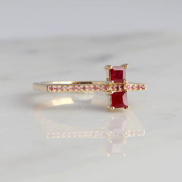 GEOMUSE RING in 18k gold with square cut ruby and small ruby stones.