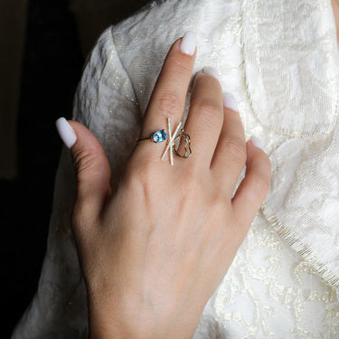 Elegant Luminus Wings Ring with Blue Topaz and Diamonds in 18k Gold.