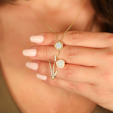Desert Rose Bouquet necklace with diamonds and 18K gold.
